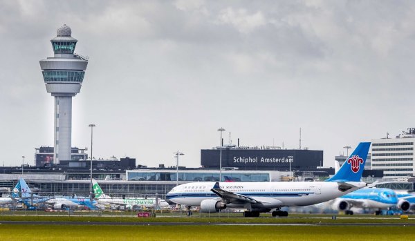 Wichtiges Drehkreuz und auch für Reisende aus dem Westen Deutschlands eine Abflugoption: Der Schiphol-Airport bei Amsterdam zählt zu den verkehrsreichsten europäischen Flughäfen. - © Lex Van Lieshout/ANP via epa/dpa-tmn