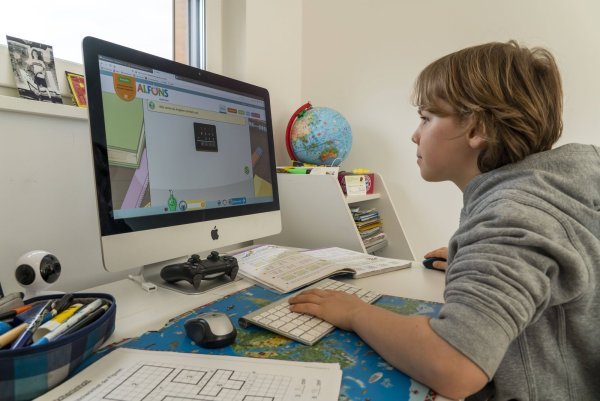 Ein Grundschüler lernt wegen der Auswirkungen der Coronakrise zu Hause am Computer für die Schule. - © Imago Images