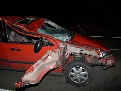 Die Fahrerin &uuml;berlebte den Unfall mit leichten Verletzungen. - &copy; FOTO: POLIZEI