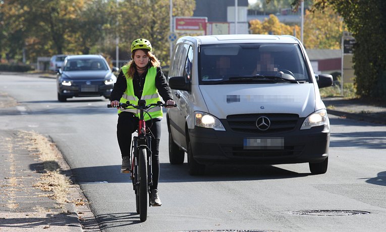 Gibt es einen Mindestabstand beim Überholen von Radfahrern?