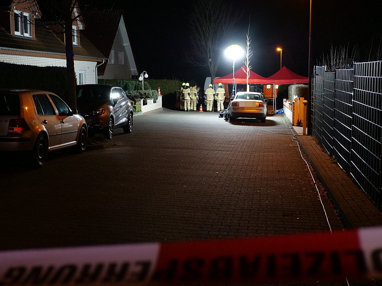 Spurensicherung: Am Ende des verkehrsberuhigten Bereiches auf dem Kaukenberg in Paderborn hat sich das Familiendrama ereignet, bei dem zwei Menschen ums Leben kamen.