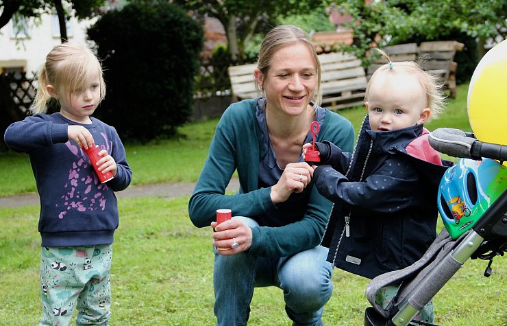 Junge Dorfbewohner: Familien mit kleinen Kindern sind zurückgekommen, sagt die Hillentruperin Silke Schirrmacher. Auch ihre Kinder fühlen sich hier wohl. - © Heidi Stork