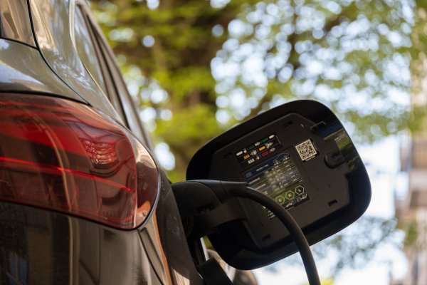 Ein E-Auto an einer Ladesäule. Im zweiten Quartal haben sich laut «E-Barometer» der HUK Coburg so viele private Autokäufer für ein E-Auto entschieden wie seit Streichung des «Umweltbonus» Ende 2023 nicht mehr. (Symbolbild) - © Anna Ross/dpa