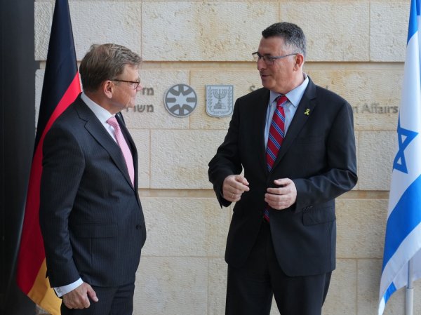 Der Außenminister hat in Jerusalem mit seinem israelischen Kollegen Saar über die humanitäre Lage in Gaza gesprochen. - © Soeren Stache/dpa