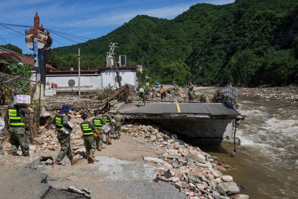 Soldaten im Bezirk Miyun am Stadtrand von Peking liefern Hilfsgüter. Die Region wurde besonders schwer getroffen. - © Ju Huanzong/Xinhua/AP/dpa