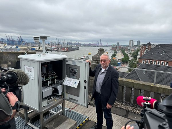 Einer der ersten Pollenmonitore steht in Hamburg, wo ihn Stefan Gilge vom DWD-Zentrum für Medizin-Meteorologische Forschung vorstellte. - © Christiane Bosch/dpa