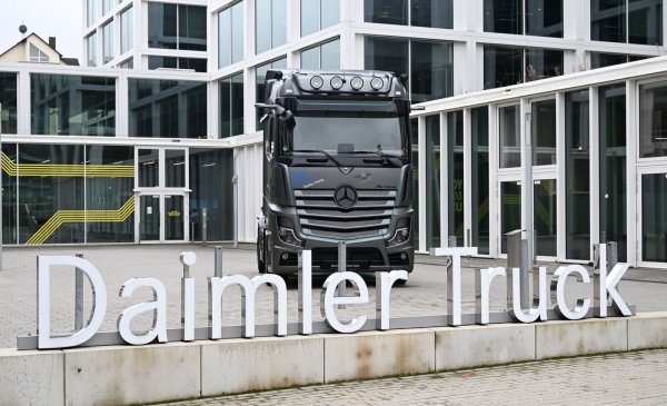 Unsichere Aussichten: Daimler Truck kürzt Prognose. (Archivbild) - © Bernd Weißbrod/dpa