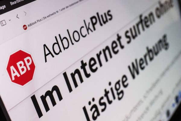 Mit Werbeblockern können Nutzerinnen und Nutzer im Internet lästige Werbung unterdrücken. (Archivbild) - © Oliver Berg/dpa