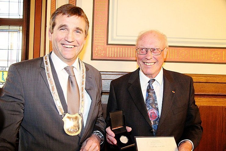 Dieter Dargatz (r.) freut sich über den von Bürgermeister Christian Liebrecht verliehenen Ehrentaler. - © Foto: Becker
