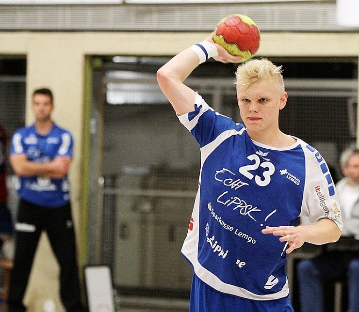 David Wiencek, beobachtet von Trainer Florian Kehrmann, zieht die Fäden. - © Foto: Lucas