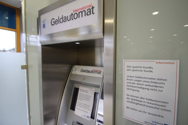 Die Volksbank Bad Salzuflen informiert in ihrer Geschäftsstelle Hohenhausen per Aushang über die ausgefallenen Geldautomaten und den Einbruch. - © Jens Rademacher