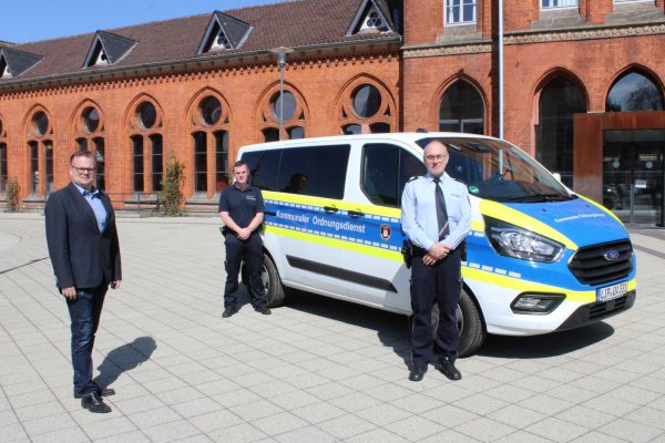 Die Leiter der "Coronastreife": (von links) Leiter des Ordnungsamtes Peer Reese, Mitarbeiter des Kommunalen Ordnungsdienstes Rafael Rathmann, Bezirksdienstbeamter Polizeihauptkommissar Bernward Neuhaus - © Polizei Lippe