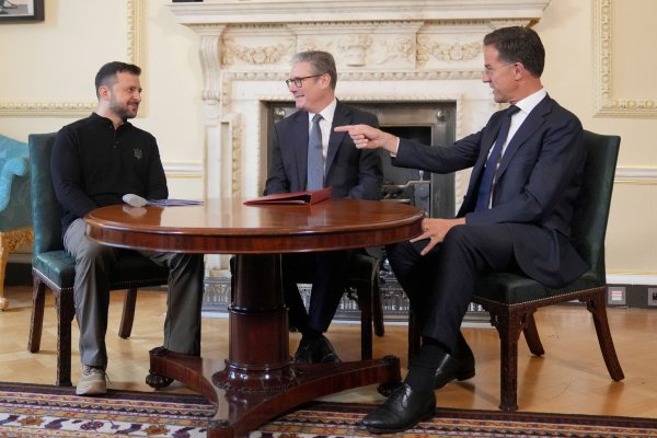 Der ukrainische Präsident Wolodymyr Selenskyj warb im Gespräch mit dem britischen Premier Keir Starmer und Nato-Generalsekretär Mark Rutte erneut für die Freigabe weitreichender Waffen. - © Kin Cheung/Pool AP/AP/dpa