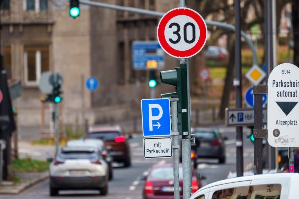 Die Initiative «Lebenswerte Städte durch angemessene Geschwindigkeiten» sieht weiter zu enge Grenzen für Tempolimits in deutschen Städten und Gemeinden. (Symbolbild) - © Andreas Arnold/dpa