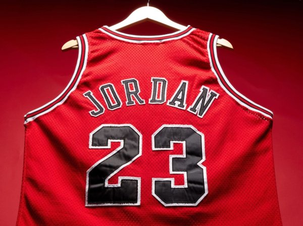 Ein ganz besonders Trikot des Ex-Basketballstars steht zur Auktion. - © -/Sotheby\\\'s/dpa