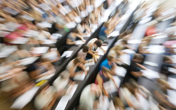 Germanistik-Studenten sitzen im Hörsaal einer Universität. (Symbolbild) - © picture alliance / Uwe Anspach/dpa