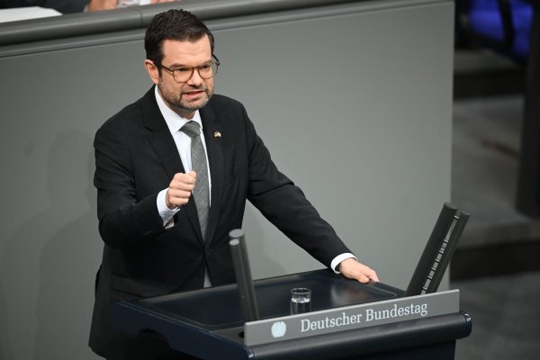 Bundesjustizminister Marco Buschmann (FDP) lobt die konstruktiven Verhandlungen von Ampel und Union zur geplanten Absicherung des Bundesverfassungsgerichts. - © Carla Benkö/dpa