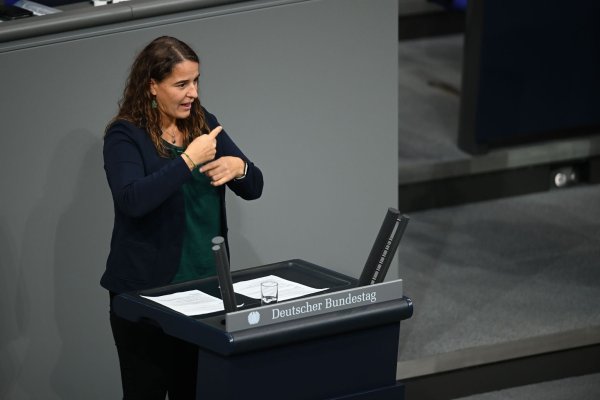 Heike Heubach (SPD) gebärdet eine Rede zur Wohnungspolitik - © Carla Benkö/dpa