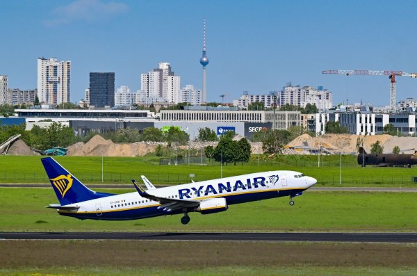 Ein Flugzeug der Fluggesellschaft Ryanair startet vom Hauptstadtflughafen Berlin Brandenburg BER. - © Patrick Pleul/dpa