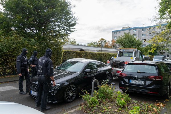 Die Limousine eines salafistischen Tiktok-Stars wurde beschlagnahmt. - © Polizei Düsseldorf/dpa