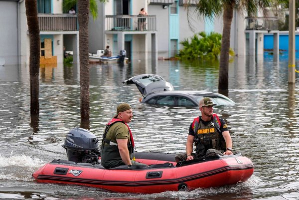 Rettungskräfte sind in der Stadt Clearwater auf dem Weg zu Sturmopfern. - © Mike Stewart/AP/dpa