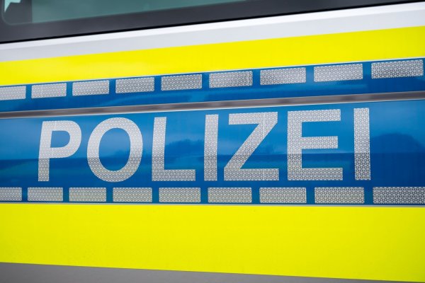Fünf Beschuldigte sollen einen Uhren-Handel zur Geldwäsche genutzt haben. - © Daniel Vogl/dpa