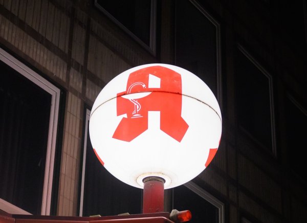 Von den anhaltenden Lieferengpässen bei zahlreichen Medikamenten sind auch Kochsalzlösungen betroffen. (Symbolbild) - © Philip Dulian/dpa