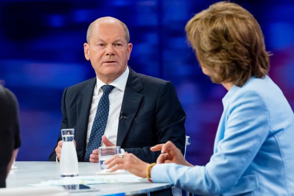 Bundeskanzler Olaf Scholz (SPD) wird Gast in der 1000. Ausgabe der ZDF-Sendung "maybrit illner" sein. - © Svea Pietschmann/ZDF/dpa