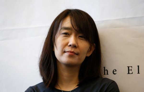 Der Literaturnobelpreis geht in diesem Jahr an die südkoreanische Schriftstellerin Han Kang. (Archivbild) - © Lee Jin-man/AP