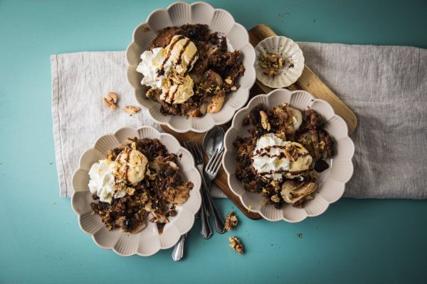 Der Birnen-Schokolade-Crumble lässt sich mit Vanilleeis, Sahne, Schokoladensoße, Zitronenzesten und Walnüssen lecker anrichten. - © Christin Klose/dpa-tmn