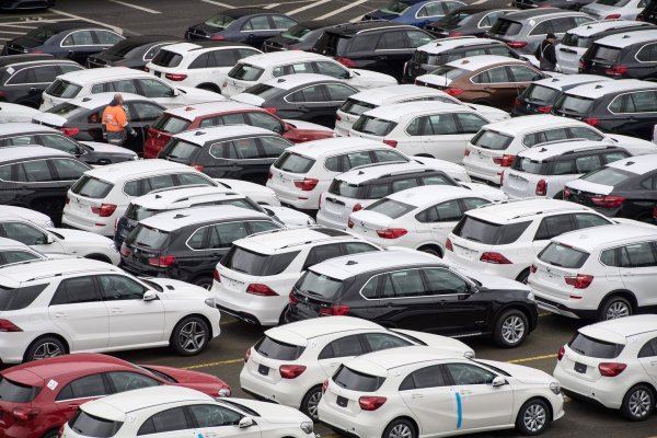 Sowohl BMW als auch Mercedes kämpfen um ihre Absätze in China. (Symbolbild) - © Ingo Wagner/dpa