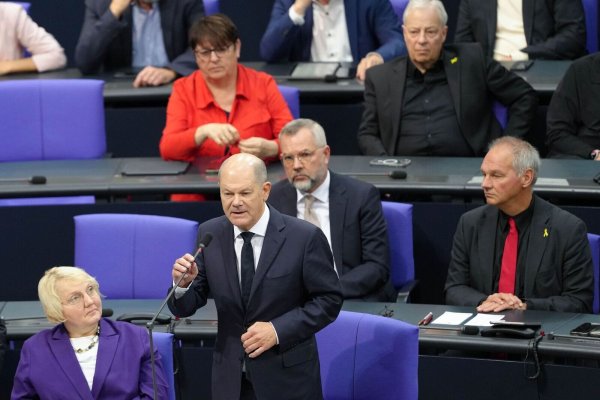 Olaf Scholz wehrte sich im Bundestag gegen Kritik der Union, die der Bundesregierung mangelnde Unterstützung Israels vorwarfen. - © Kay Nietfeld/dpa