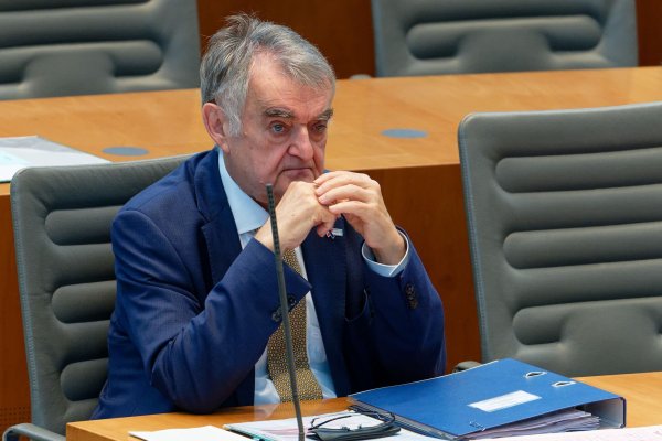 Reul hat eine neue Verordnung zur Ingewahrsamnahme von Jugendlichen vorgelegt. - © Henning Kaiser/dpa