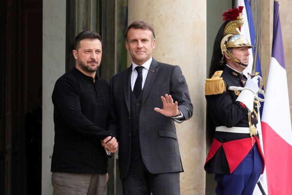 Auf seiner Europatour hat der ukrainische Präsident Wolodymyr Selenskyj einen Stopp in Paris gemacht, um für seinen «Siegesplan» zu werben. - © Michel Euler/AP/dpa