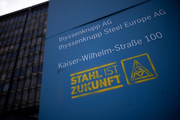 Die NRW-Landesregierung geht davon aus, dass das Grünstahlprojekt von Thyssenkrupp wie geplant umgesetzt wird. (Symbolbild) - © Fabian Strauch/dpa