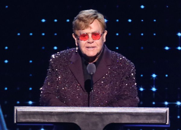 Der 77-jährige Popstar Elton John ließ sich zu einem derben Witz über Tesla-Chef Elon Musk hinreißen. (Archivbild) - © Andy Kropa/Invision via AP/dpa