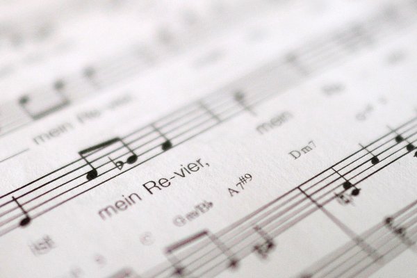 Ein Notenblatt liegt auf einem Tisch. - © Jonas Güttler/dpa/Symbolbild