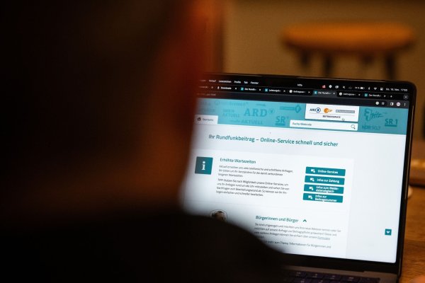 So sieht der kostenlose Online-Service auf der offiziellen Webseite des Beitragsservice für ARD, ZDF und Deutschlandradio aus. - © Hannes P Albert/dpa/dpa-tmn