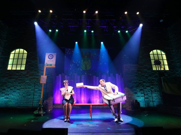 Sandra (l) und Angelo spielen den Sketch "Partnerstadt Recklinghausen" bei der Generalprobe für den Geierabend. - © Roland Weihrauch/dpa