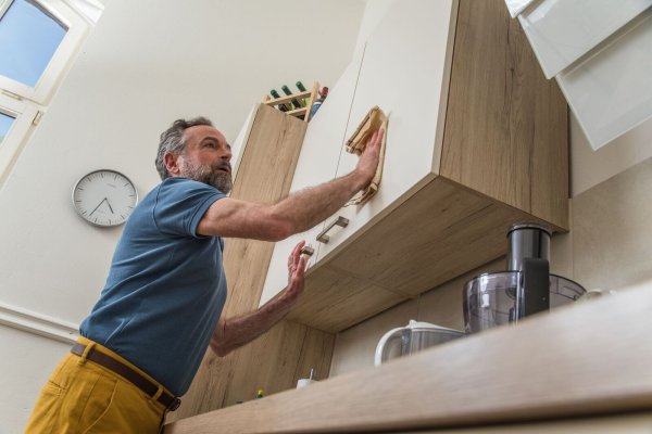 Wer umweltbewusster putzen möchte, hat es nicht einfach - denn wie schädlich so mancher Stoff in unseren Reinigungsmitteln für die Natur ist, erkennt man beim Einkauf nicht auf den ersten Blick. - © Christin Klose/dpa-tmn