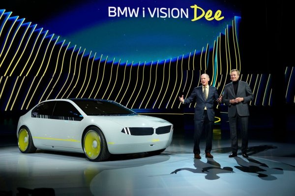 BMW-Chef Oliver Zipse (r) vor einem BMW I Vision Dee. - © Jack Dempsey/FR42408 AP/dpa