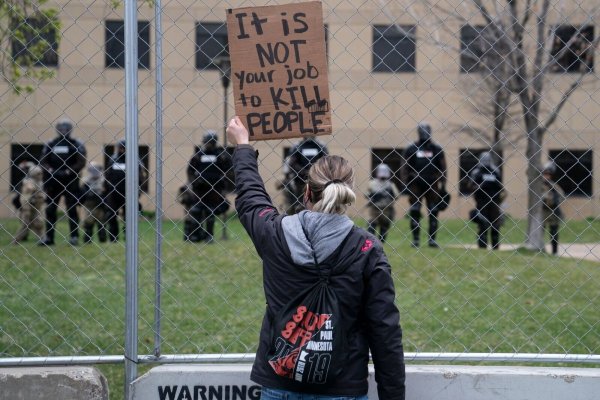 Eine Protestaktion in Minneapolis nach dem Tod von Daunte Wright: «Es ist nicht euer Job, Menschen zu töten». - © John Minchillo/AP/dpa