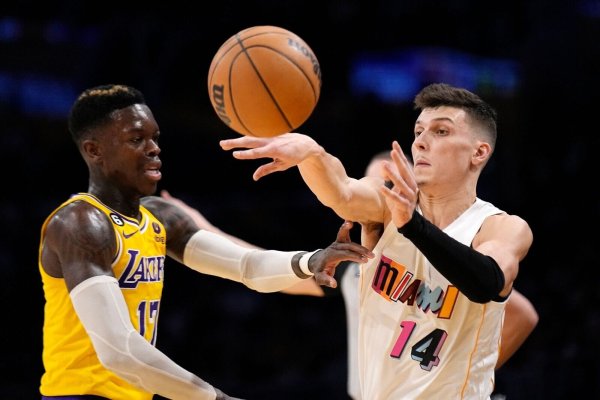 Dennis Schröder (l) erzielte 32 Punkte für die Los Angeles Lakers. - © Mark J. Terrill/AP/dpa