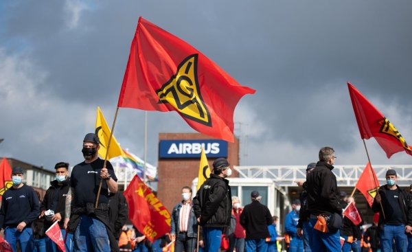 Proteste der IG Metall bei Airbus Finkenwerder - © Foto: Daniel Reinhardt/dpa