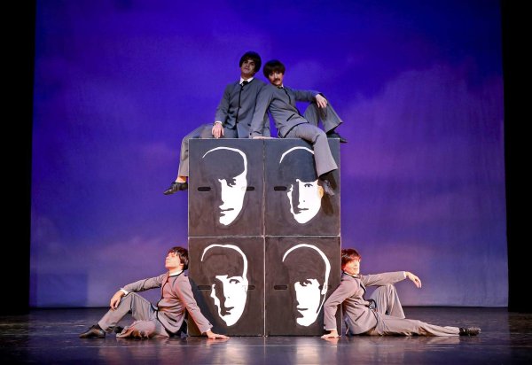 Wandelbares Bühnenbild: Tessa-Veronika Janus hat es entworfen. Es bildet den Hintergrund für den musikalischen Rückblick der Geschichte der Beatles. - © Landestheater/Birgit Hupfeld