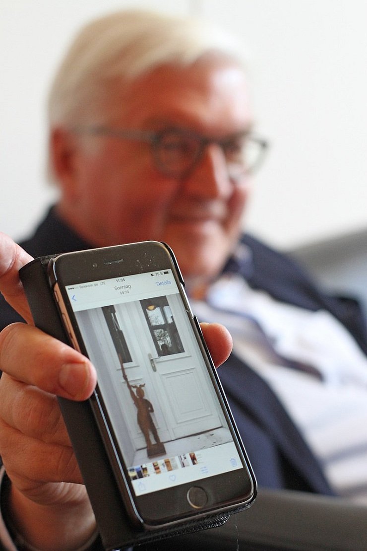 Ein Hermann aus Metall steht in Berlin vor der Haustür von Familie Steinmeier. - © Vera Gerstendorf-Welle
