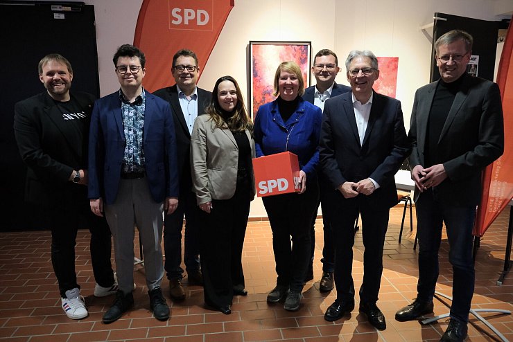 Der SPD-Regionalvorsitzende Veith Lemmen (v. l.) geht mit Fabian Golanowsky, Stefan Schwartze, Katrin Freiberger, Wiebke Esdar, Julien Thiede, dem SPD-Landeschef Achim Post und Burkhard Blienert in den Bundestagswahlkampf. - © Felix Eisele