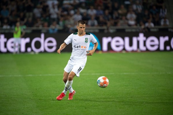 Mönchengladbachs Stefan Lainer spielt den Ball. - © Federico Gambarini/dpa/Archivbild