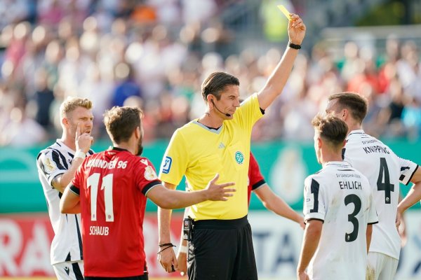 Schiedsrichter Deniz Aytekin hofft durch eine TV-Serie auf mehr Akzeptanz für den VAR. - © Uwe Anspach/dpa