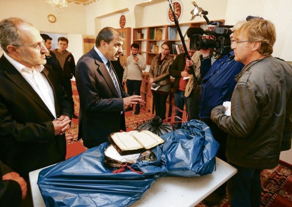 Vor verbrannten Koranbüchern: Der Vorsitzender des Islamrates, Ali
Kizilkaya, erläuterte den Medien im August die Folgen des Anschlags. - © Wolfgang Rudolf